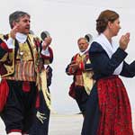 Dubrovaki primorski svatovi u Luci Gru, Dubrovnik, pleu lino za goste cruisera